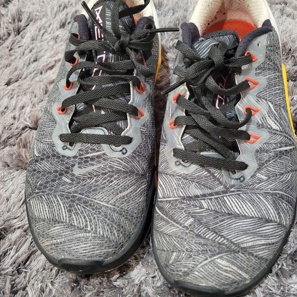 Nike Metcon 5 shoes black, team orange, white feather graphic pattern Size 6